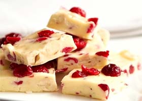 Ирис из белого шоколада с клюквой