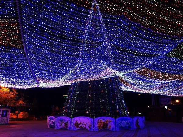 Красивый праздничный новогодний декор в Анапе