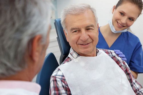 Услуги стоматолога на дому — необходимая помощь для пожилых людей