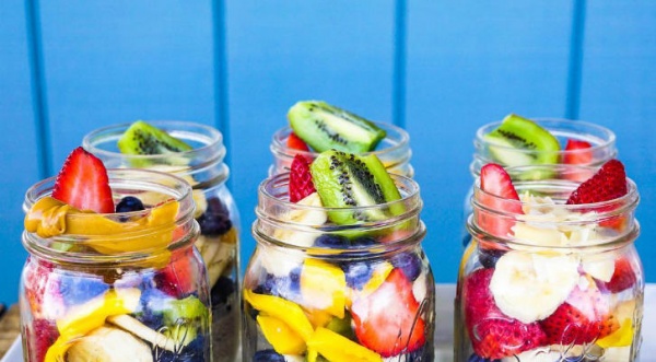 Разноцветные смузи для весенних завтраков: 7 рецептов