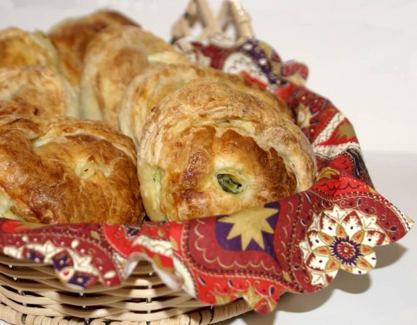 Греческие пирожки с фетой и шпинатом из слоеного теста - вкусный рецепт