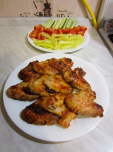 Запеченные куриные крылышки в кефире и овощи